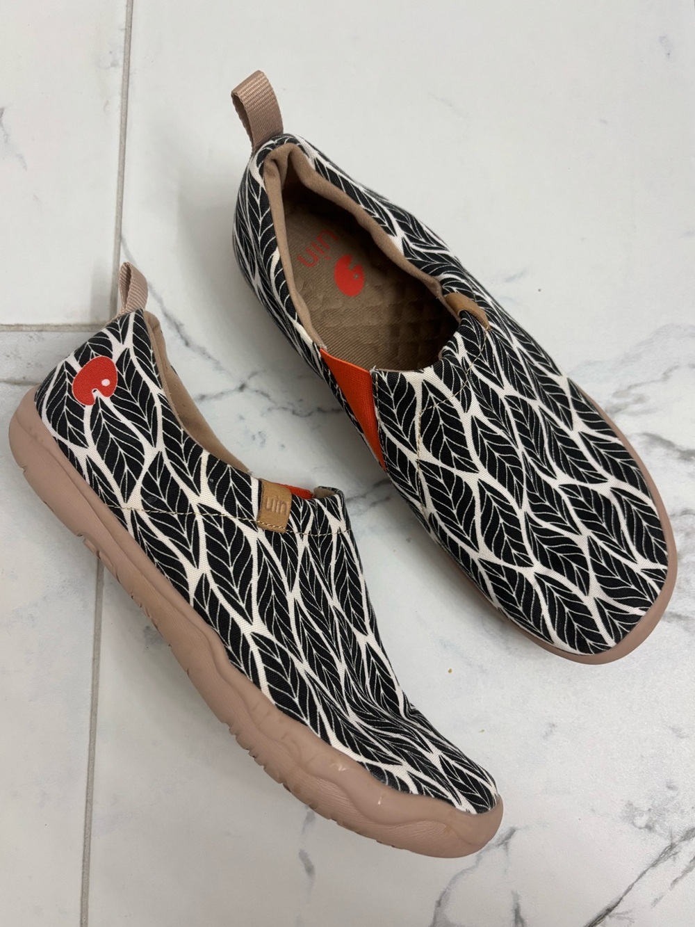 Uin Toledo Slip On Canvas Shoes Womens 9 Leaf Print Black White Orange